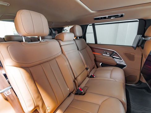 Used 2024 Land Rover Range Rover Long Wheelbase SE image 31