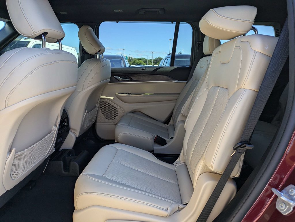 Used 2025 Jeep Grand Cherokee L Limited w/ Luxury Tech Group II AWD/4WD image 16