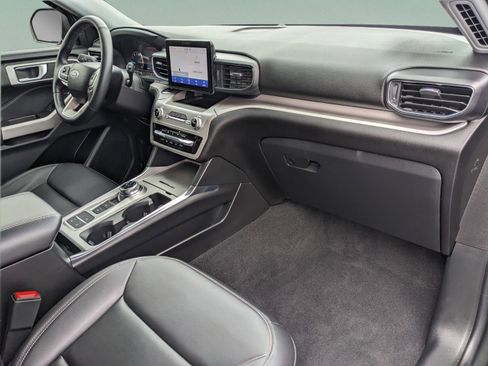 Used 2023 Ford Explorer XLT w/ Equipment Group 202A RWD image 12