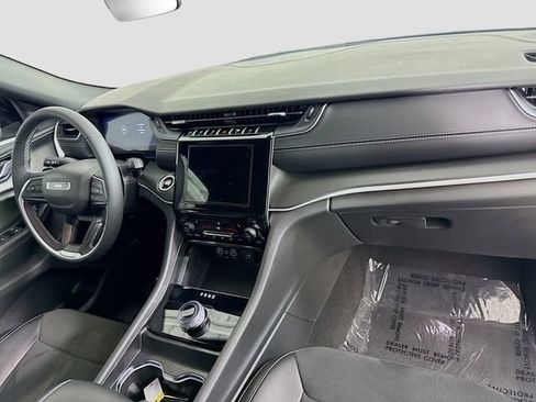 Used 2025 Jeep Grand Cherokee Altitude image 29