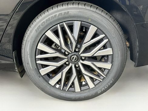 Used 2025 Nissan Altima 2.5 SV FWD image 11