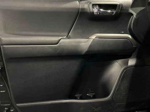 Used 2016 Toyota Tacoma TRD Sport image 21