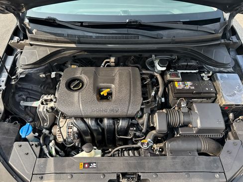 Used 2020 Hyundai Elantra SE FWD image 16