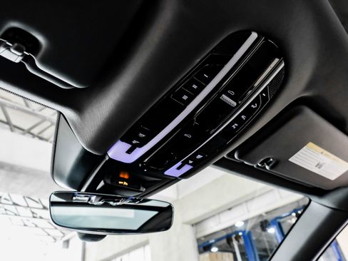 Used 2021 Porsche Cayenne w/ Premium Package image 22