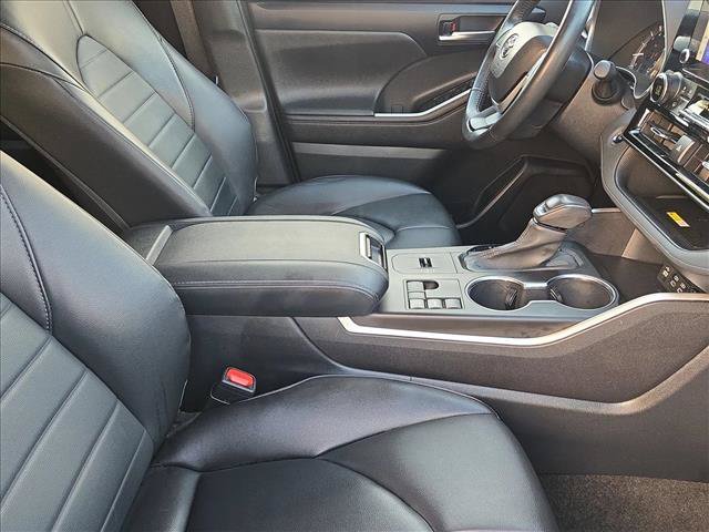 Used 2023 Toyota Highlander XLE FWD image 22