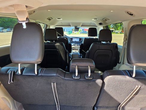 Used 2024 Chrysler Pacifica Touring-L FWD image 10