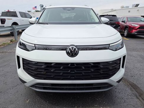 Used 2025 Volkswagen Tiguan SE w/ Panoramic Sunroof Package image 2