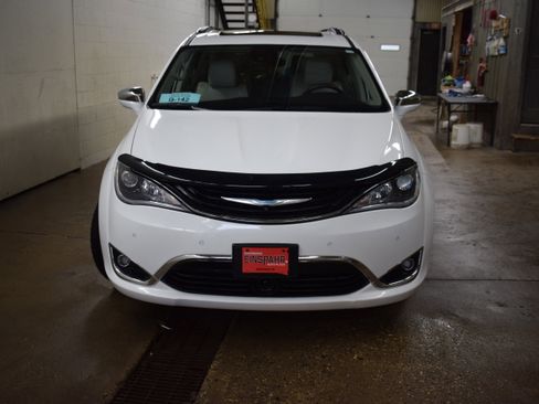 Used 2017 Chrysler Pacifica Platinum image 2