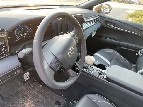 Used 2025 Toyota Camry SE w/ Convenience Package image 10