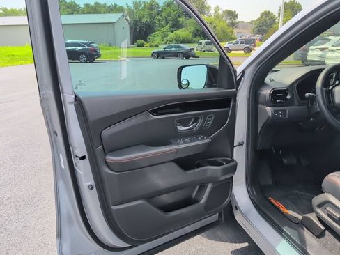 Used 2025 Honda Pilot TrailSport image 8