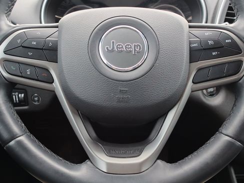 Used 2019 Jeep Cherokee Latitude Plus w/ Comfort/Convenience Group image 19