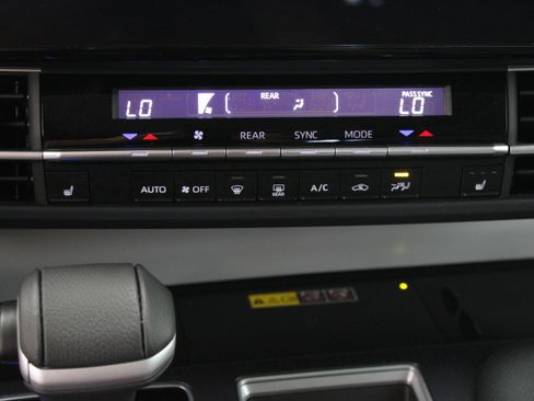 Used 2026 Toyota Sienna XLE FWD image 19