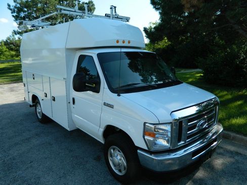 Used 2023 Ford E-350 and Econoline 350 Super Duty w/ Power Windows & Locks Group RWD image 3