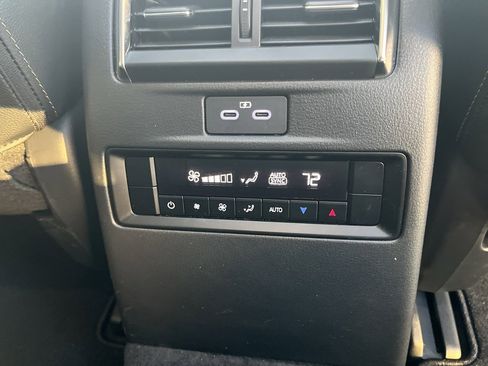 Certified 2025 MAZDA CX-70 3.3 Turbo w/ Preferred Package image 33