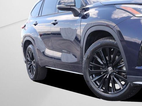 Used 2025 Toyota Highlander XSE AWD/4WD image 3