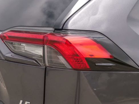 Used 2019 Toyota RAV4 LE FWD image 11