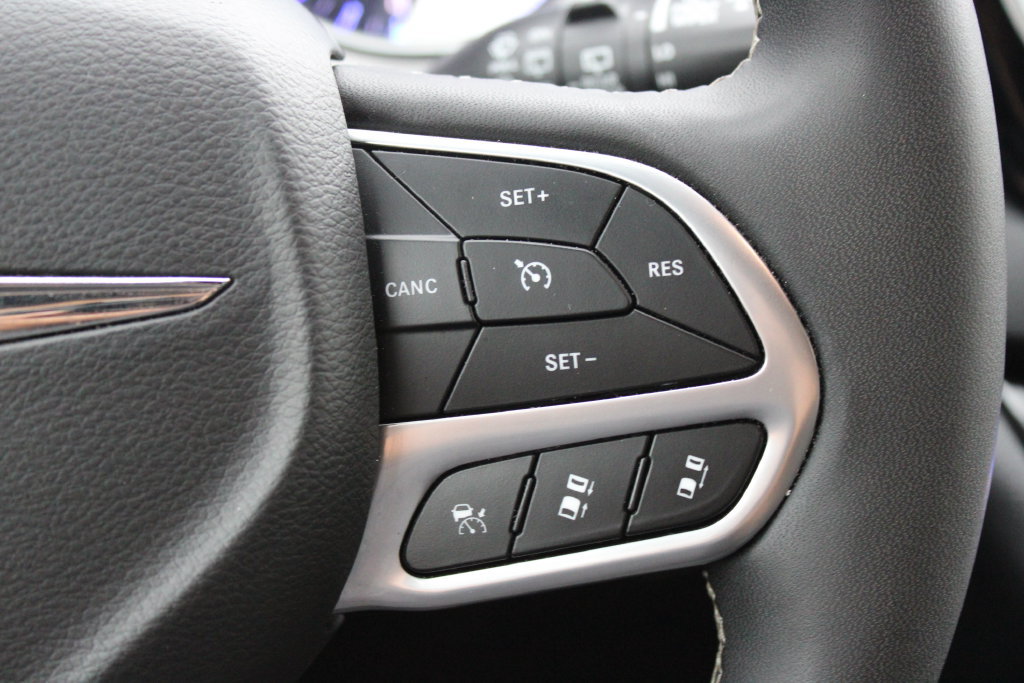 Used 2025 Chrysler Pacifica Select FWD image 14