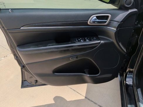 Used 2017 Jeep Grand Cherokee Limited AWD/4WD image 9