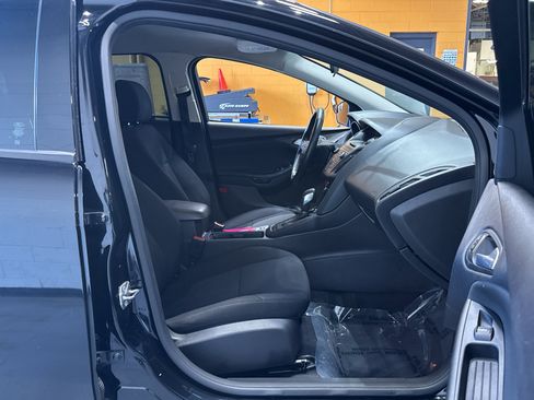 Used 2017 Ford Focus SE w/ Cold Weather Package FWD image 15