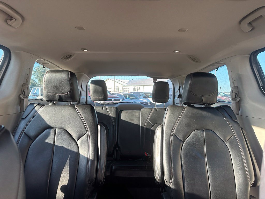 Used 2017 Chrysler Pacifica Touring-L FWD image 34