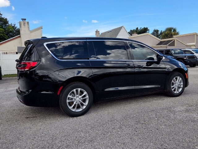 New 2027 Chrysler Pacifica Select FWD image 8