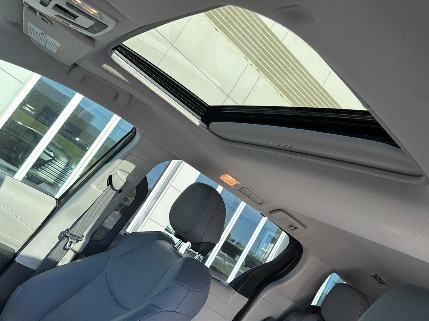 Used 2023 Toyota Sienna XLE FWD image 32