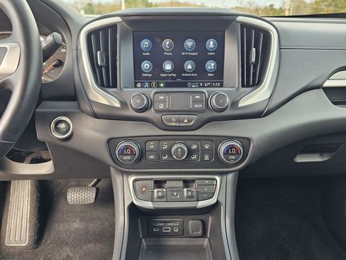 Used 2024 GMC Terrain SLT image 24