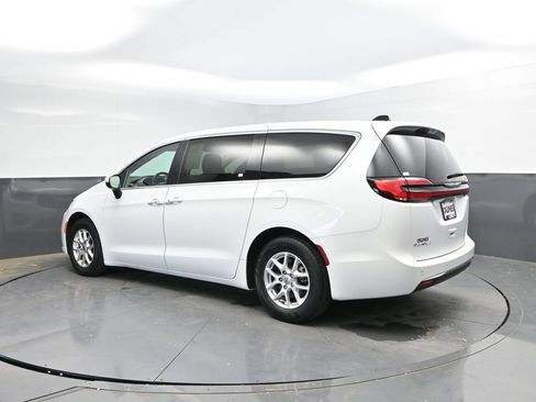 Used 2023 Chrysler Pacifica Touring-L FWD image 7