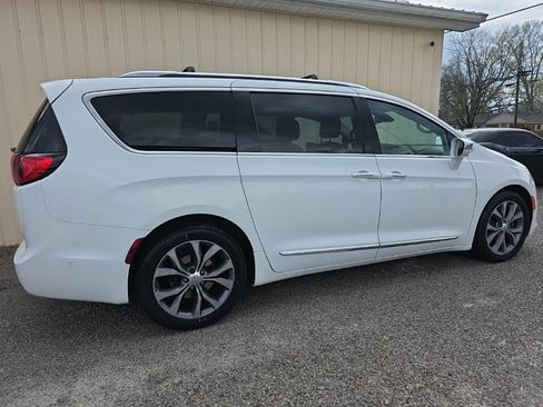 Used 2017 Chrysler Pacifica Limited image 4