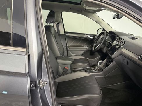 Used 2024 Volkswagen Tiguan SE w/ Panoramic Sunroof Package FWD image 28
