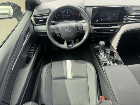 Used 2025 Toyota Camry SE w/ Convenience Package image 16