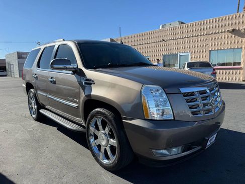 Used 2012 Cadillac Escalade Luxury image 4