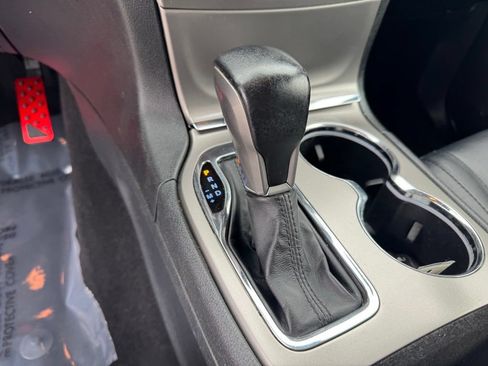 Used 2019 Jeep Grand Cherokee Laredo AWD/4WD image 13