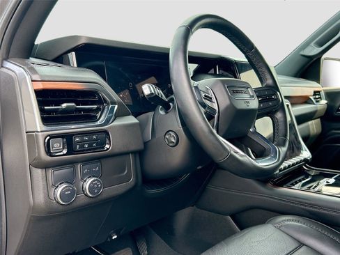 Used 2025 GMC Yukon Denali RWD image 9