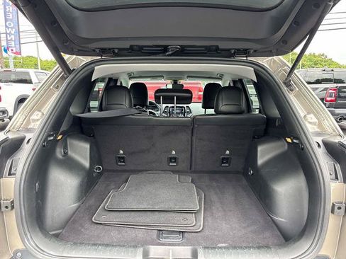 Used 2019 Jeep Cherokee Limited AWD/4WD image 12