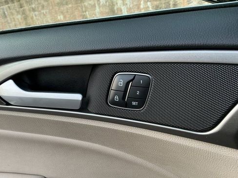 Used 2017 Ford Fusion SE image 25