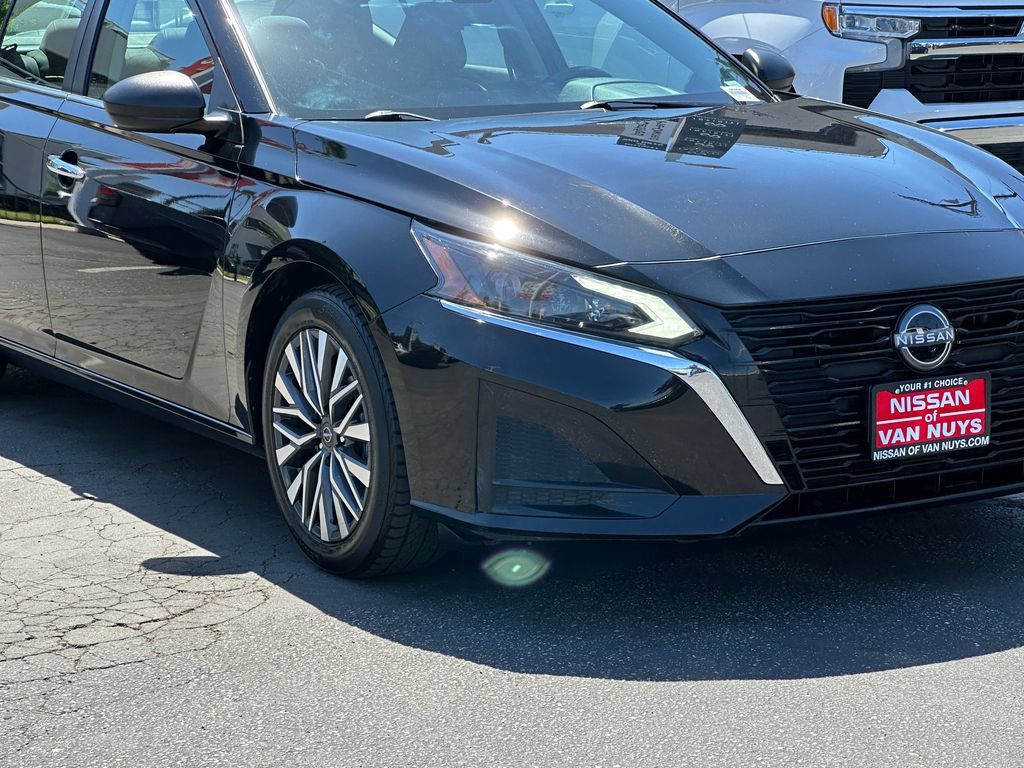 Used 2024 Nissan Altima 2.5 SV FWD image 11