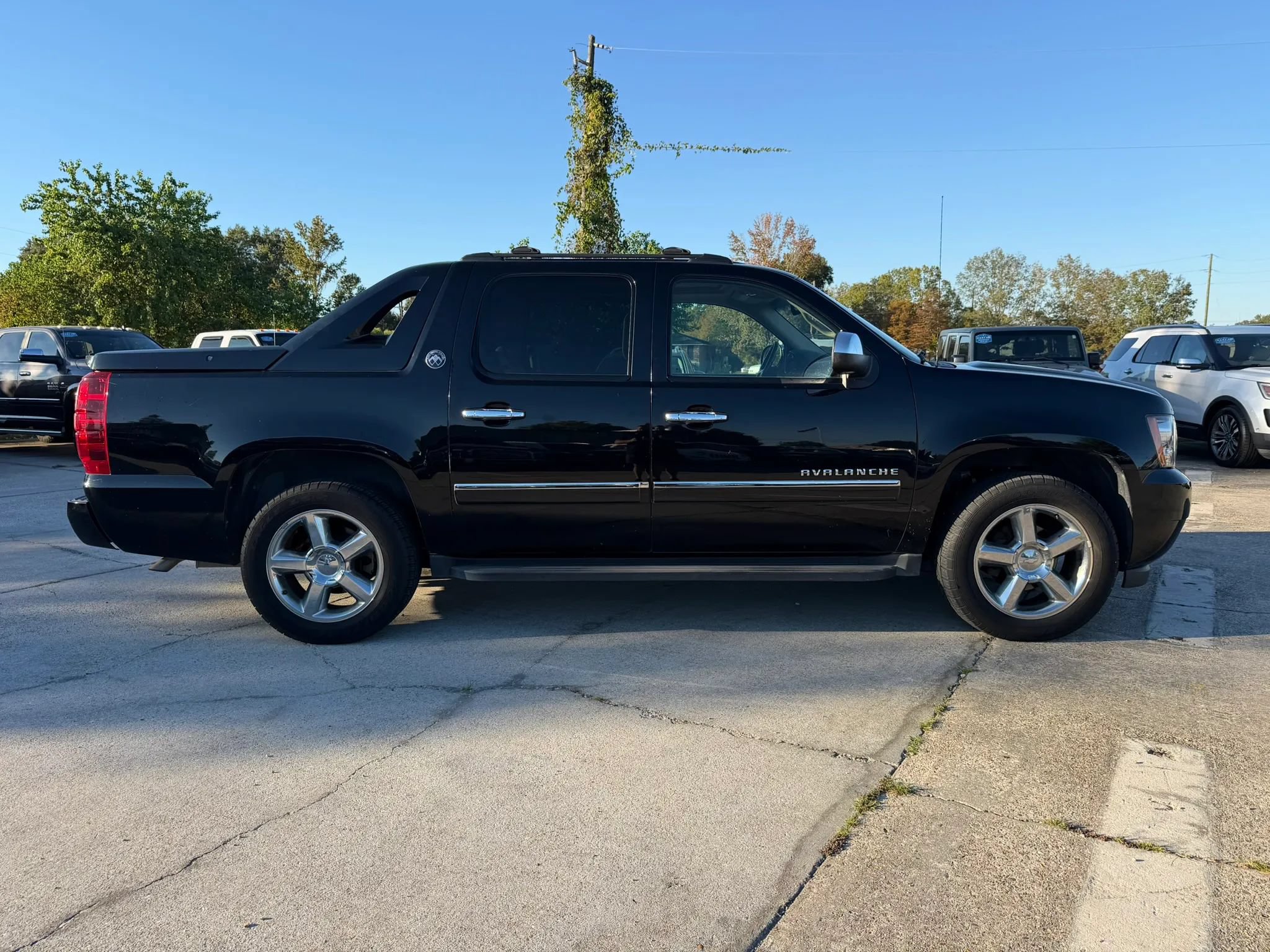 Used 2013 Chevrolet Avalanche LTZ RWD image 6