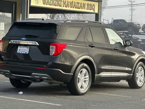 Used 2022 Ford Explorer XLT w/ Equipment Group 202A image 3