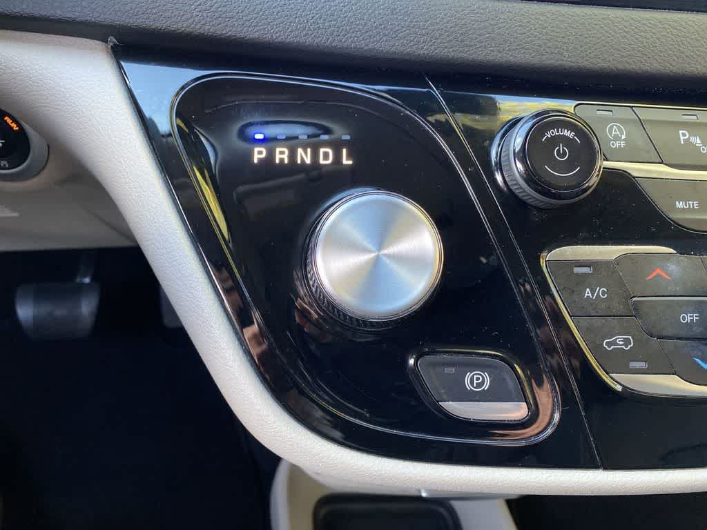 Used 2024 Chrysler Pacifica Touring-L FWD image 26
