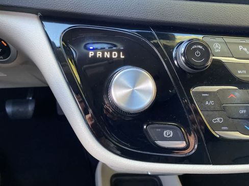 Used 2024 Chrysler Pacifica Touring-L FWD image 26