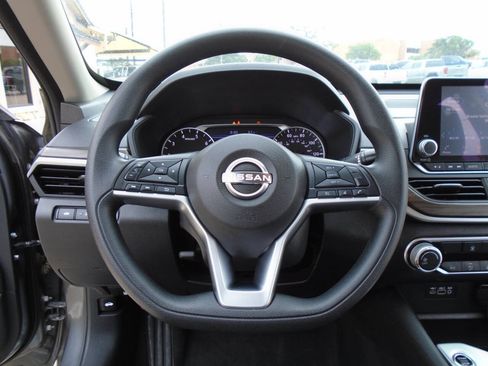 Used 2024 Nissan Altima 2.5 SV FWD image 15