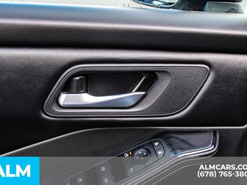 Used 2025 Nissan Rogue SV FWD image 36