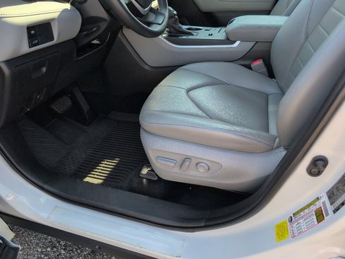 Used 2022 Toyota Highlander XLE FWD image 18