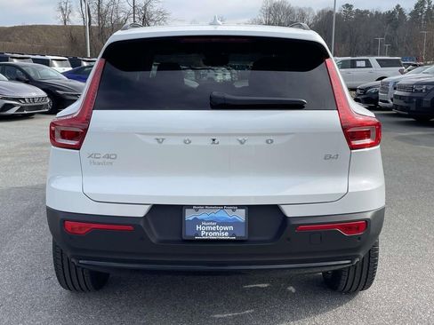 New 2026 Volvo XC40 B4 Core w/ Climate Package image 27