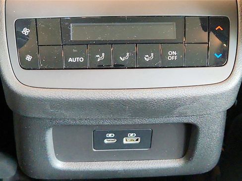 Used 2024 Nissan Pathfinder SL w/ Lighting Package (N92) image 32