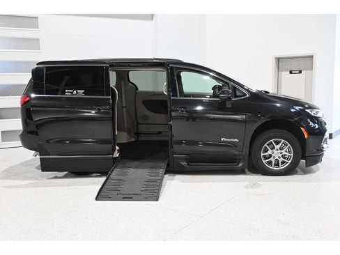 Used 2021 Chrysler Pacifica Touring w/ Cold Weather Group FWD image 17