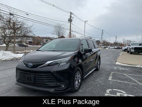 Used 2025 Toyota Sienna XLE image 10