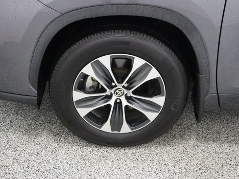 Used 2021 Toyota Highlander XLE FWD image 11