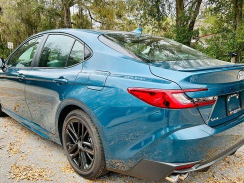 Used 2025 Toyota Camry SE image 3